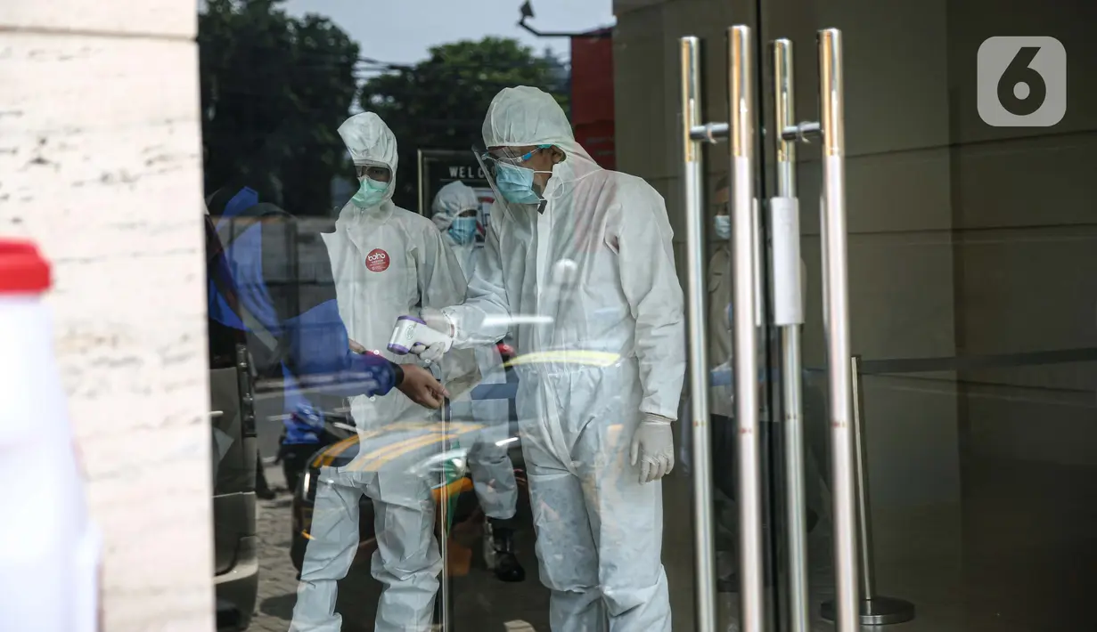 Pasien tanpa gejala Covid-19 diukur suhu tubuh saat  tiba di Hotel U Stay Mangga Besar, Sawah Besar, Jakarta, Senin (28/9/2020). Pegawai hotel yang menjadi tempat isolasi pasien Covid-19 ini telah mendapatkan pelatihan dari Kemenkes atau Satuan Tugas Penanganan Covid-19. (Liputan6.com/Faizal Fanani)