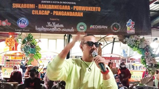 Artis Group Band Bagindas pentas menghibur Yatim. (Road Manager Indonesia / Yayasan Lentera Qolbu Amanah)