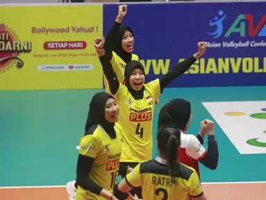 Timnas bola voli putri Indonesia lolos ke semifinal Kejuaraan Bola Voli Putri Asia AVC Challenge Cup 2023 dengan memuncaki klasemen Grup E Babak 8 Besar hasil dari 2 kemenangan. Secara total Indonesia meraih 4 kemenangan dengan rincian dua kali menang di babak penyisihan Grup A dan dua kemenangan di Grup E Babak 8 Besar tanpa kehilangan satu set pun. India menjadi korban terakhir keganasan Yolla Yuliana dkk yang ditekuk 3-0 (25-21, 25-15, 25-16) pada laga pamungkas Grup E, Jumat (23/6/2023) di GOR Tri Dharma, Gresik, Jawa Timur. Di babak semifinal yang akan digelar Sabtu, 24 Juni 2023, Indonesia akan menghadapi Chinese Taipei sebagai runner-up Grup F, sementara India yang berstatus runner-up Grup E akan menghadapi Vietnam sebagai juara Grup F. (Dok. PBVSI)