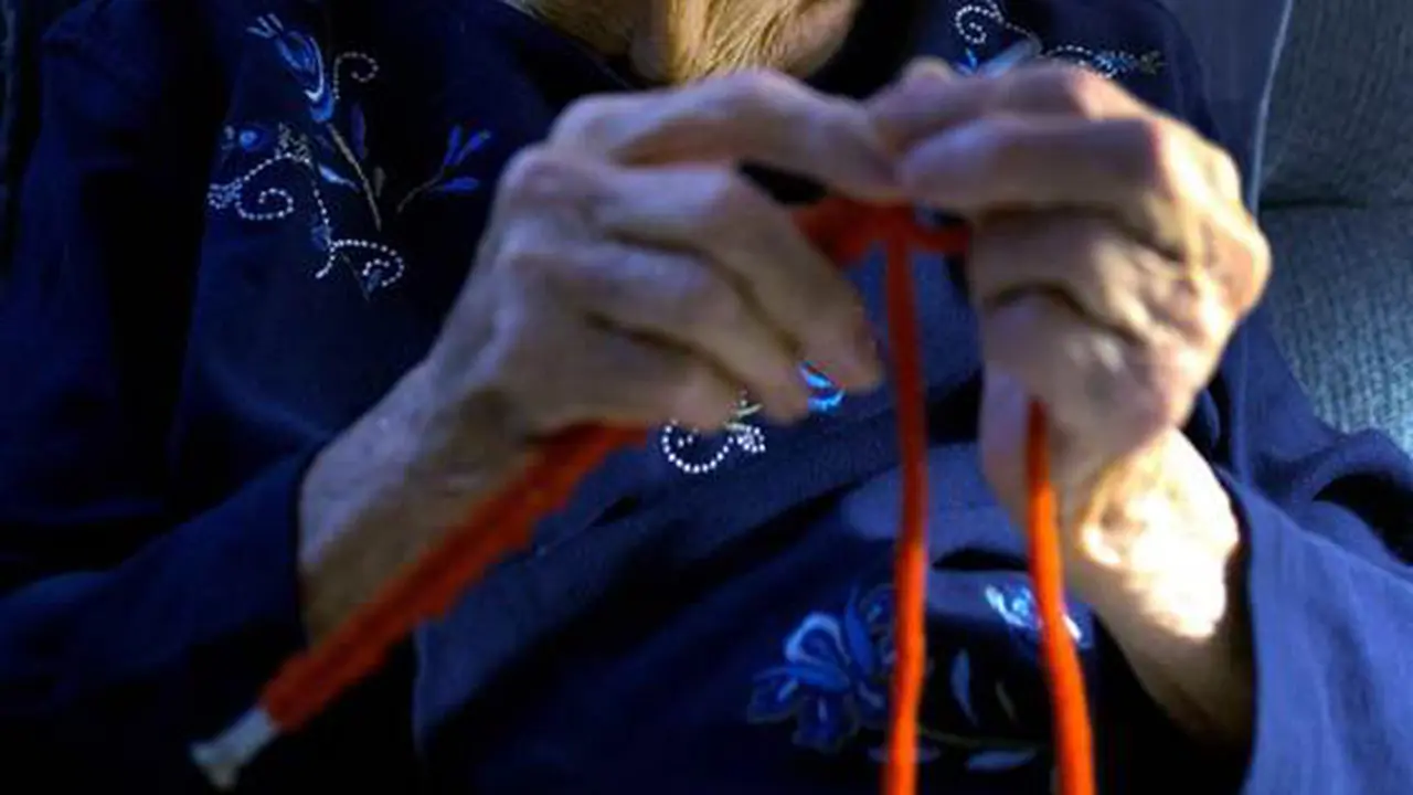 Merajut, Rahasia Panjang Umur Nenek Doddy