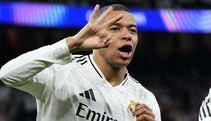 Pemain Real Madrid, Kylian Mbappe melakukan selebrasi setelah mencetak hattrick ke gawang Manchester City dalam laga leg 2 babak play off Liga Champions 2024/2025 di Santiago Bernabeu, Madrid, Rabu (19/02/2025) waktu setempat. (AP Photo/Manu Fernandez)