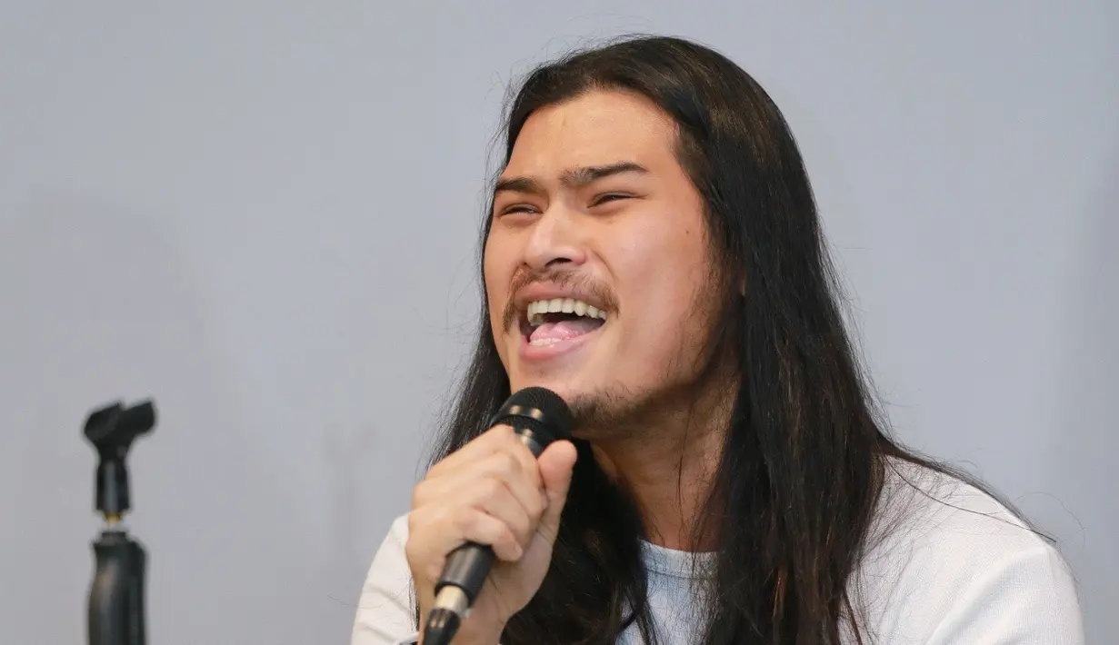 Menurutnya, bulan ramadan ini merupakan momen yang tepat untuk mempertebal keimanan. Maka dari itu, ketika diberi kesempatan untuk bisa melakukan banyak ibadah selama satu bulan di ramadan. (Adrian Putra/Bintang.com)