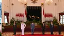 Presiden Joko Widododan Wakil Presiden Ma’ruf Amin berfoto dengan para perwira remaja peraih Adhi Makayasa dalam acara Prasetya Perwira (PRASPA) TNI dan POLRI Tahun 2020 di Istana Negara, Jakarta, Selasa (14/7/2020). Upacara diwakili para peraih Adhi Makayasa. (ANTARA FOTO/Sigid Kurniawan/POOL)