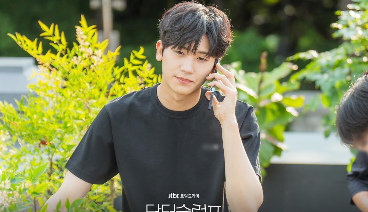 <p>Park Hyung Sik akan berperan sebagai Yeo Jung Woo, seorang ahli bedah plastik yang kariernya yang berkembang tiba-tiba berada dalam bahaya karena kecelakaan medis yang aneh. (Foto: Instgaram/ jtbcdrama)</p>