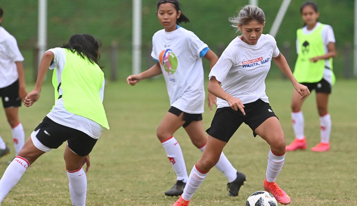 Pemain Timnas sepakbola putri Indonesia, Zahra Musdalifah (kanan) menguasai bola dalam pertandingan internal yang menandai pembukaan pemusatan latihan (TC) proyeksi SEA Games 2021 Vietnam di Lapangan D Kompleks Gelora Bung Karno, Senayan, Jakarta, Senin (8/3/2021). (AFP/Adek Berry)