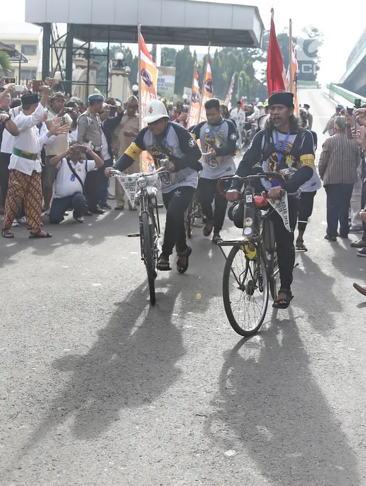 Pecinta sepeda tua saat pelepasan kirab estafet IVCA 2018 di Museum Polri, Jakarta, Minggu (25/3). 10 orang pencinta sepeda tua ini akan menggowes dari Anyer sampai Bali untuk mengikuti Kongres IVCA 2018. (Liputan6.com/Herman Zakharia)