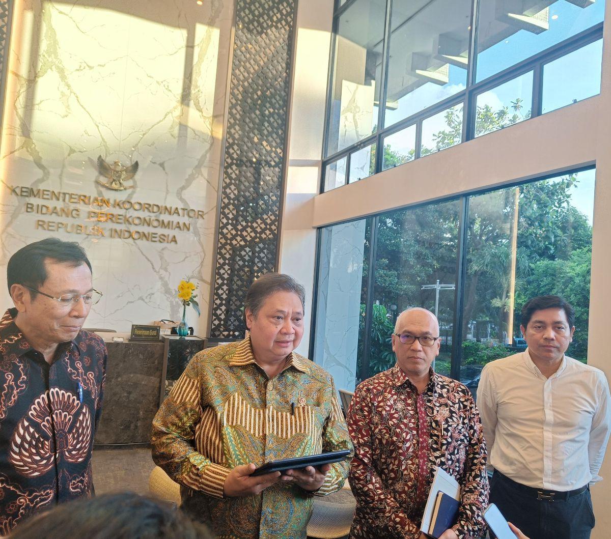 "Dan alhamdulillah hasilnya sudah jelas diputus, dengan diputus oleh MK maka pilpres sudah selesai. Jadi kita tidak perlu bicara pilpres lagi, pilpres sudah selesai," kata Airlangga.