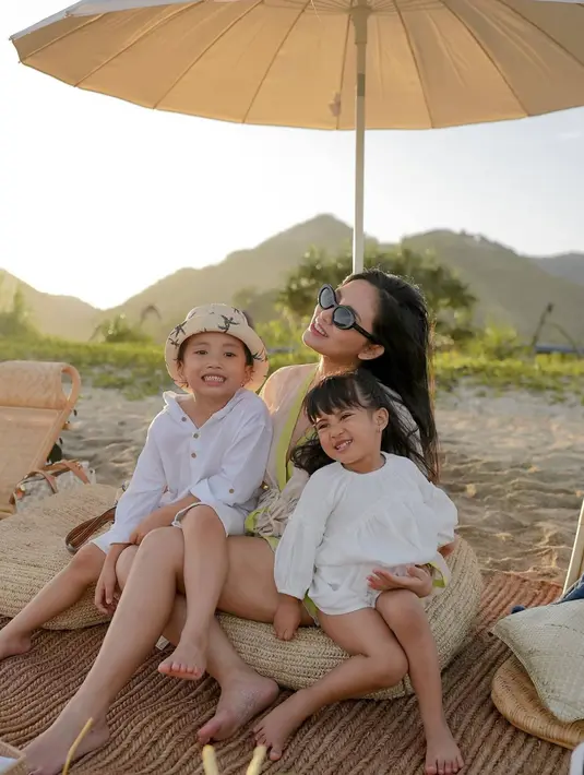 Meski menjadi selebgram yang beberapa kali melakukan aksi kontroversi, sosoknya yang populer di media sosial ini memiliki banyak penggemar setia. Momen kebersamaannya dengan buah hati ini pun kerap mencuri perhatian karena parasnya yang lucu dan menggemaskan. (Liputan6.com/IG/@rachelvennya)