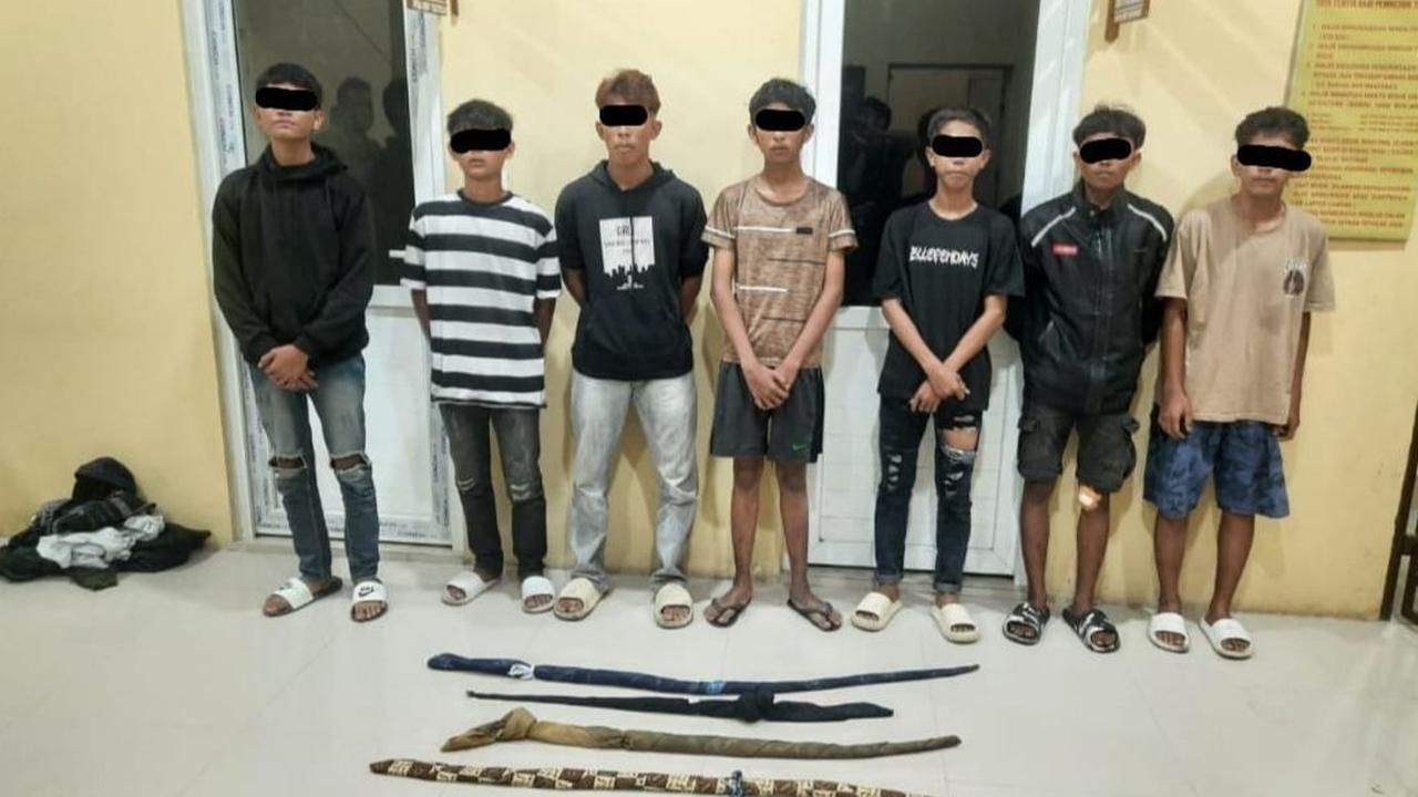 Setelah handphone dirampas dan dianiaya pelaku, didampingi orangtuanya korban lantas membuat pengaduan ke Mapolsek Darussalam.<br>