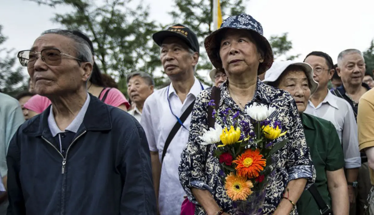 Beberapa orang berkumpul menghormati mereka yang gugur dalam pertempuran melawan Jepang selama Perang Dunia II di Aviation Martir Memorial di Nanjing, (3/9/2014). (AFP PHOTO/STR)