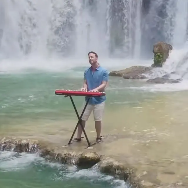 Dave Mantan Personel The Moffast Syuting Video Klip di Indonesia dari Rancaupas Bandung hingga Ranmang-Ranmang di Makassar. (Dok: @davemoffattmusic)