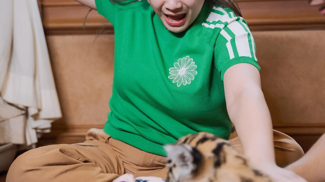 7 Potret Nagita Slavina Bareng Cipung Main dengan Anak Harimau Ini Bikin Gemas