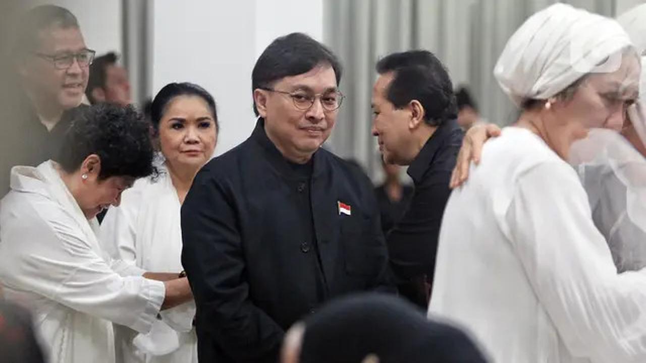 Dipenuhi Artis dan Musisi, Suasana Haru Selimuti Rumah Duka Titiek Puspa