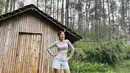 Tak heran jika Angelina sangat senang dan menikmati berada di rumah hutan. Ia bisa menyatu dengan alam menikmati pemandangan pepohonan. (Liputan6.com/IG/angelinaci_)