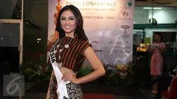 Puteri Indonesia Lingkungan 2015, Chintya Fabyola menunjukan salah satu kostum untuk dipakai di ajang Miss International 2015, Jakarta, Kamis (8/10/2015). Miss International 2015 akan diselengarakan di Tokyo pada 16 Oktober. (Liputan6.com/Herman Zakharia)