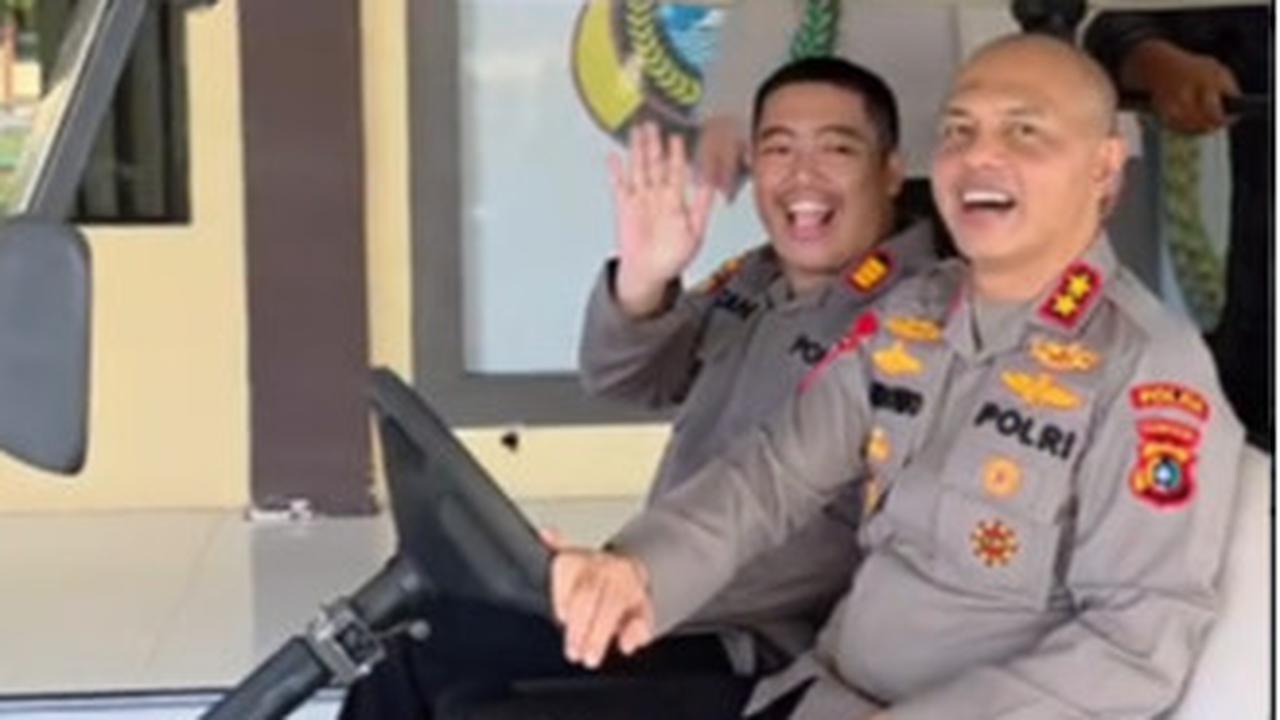 Keren Ocan Anak Disabilitas Berpakaian Polisi Pangkat AKP Diajak Jalan-jalan oleh Jenderal Polisi di Polda