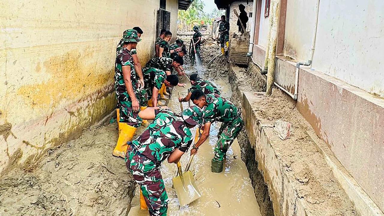 FOTO: Marinir TNI AL Lanjutkan Aksi Kemanusiaan Pascabanjir di Tapanuli Selatan