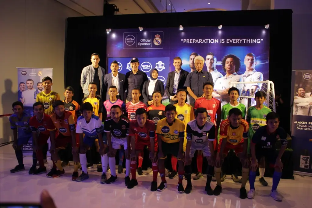 20 Kapten Kesebelasan SSB (Sekolah Sepak Bola) yang menjadi peserta dalam LIGA NIVEA MEN U-16 berfoto bersama dengan para pembicara dalam acara Konferensi Pers NIVEA MEN menggelar kompetisi sepak bola LIGA U-16 pertama di Indonesia. (Istimewa)