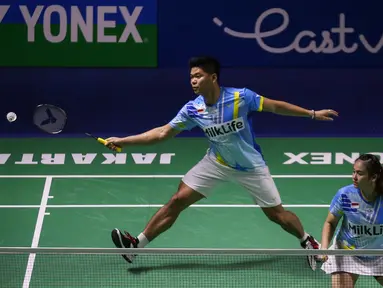 Ganda campuran terbaik Indonesia, Praveen Jordan/Melati Daeva Oktavianti urung tampil di babak 16 Besar Turnamen Bulu Tangkis East Ventures Indonesia Open 2022 di Istora Senayan, Jakarta, Kamis (16/6/2022). Unggulan ke-5 tersebut memberikan kemenangan cuma-cuma kepada lawannya asal Malaysia, Chen Tang Jie/Valeree Siow akibat saraf kejepit Praveen Jordan kambuh. (Bola.com/Bagaskara Lazuardi)