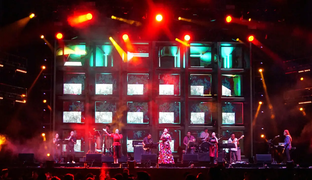 Krisdayanti, Titi DJ, dan Ruth Sahanaya di panggung We The Fest 2024, Sabtu (20/7). [Foto: Adrian Putra/Fimela]