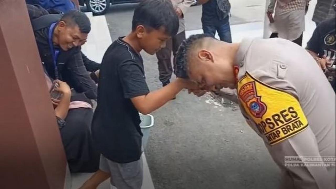 Bocah Penjual Kue Kaget Tangannya Dicium Perwira Polisi 'Eh Terbalik