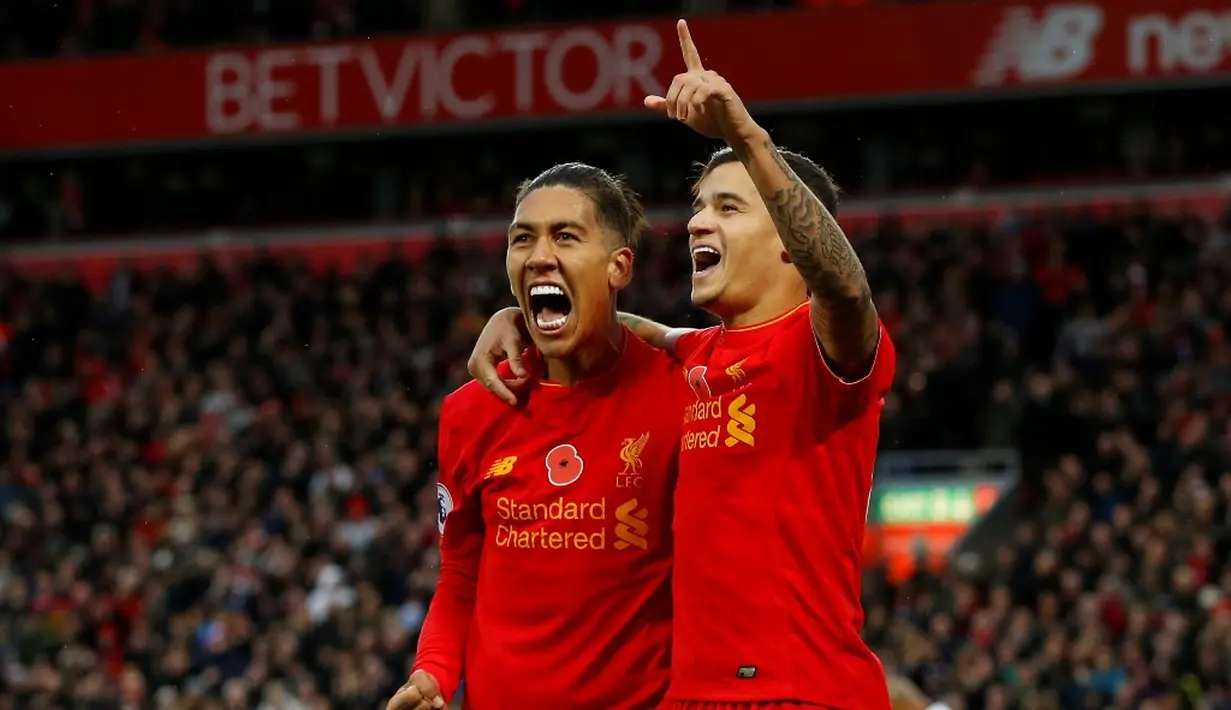 Pemain Liverpool, Roberto Firmino, merayakan golnya ke gawang Watford di Stadion Anfield pada laga lanjutan Premier League 2016-2017, Minggu (6/11/2016). (Reuters/Phil Noble)