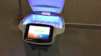Sebuah hotel 'mempekerjakan' robot untuk memenuhi permintaan layanan kamar (room service) di hotel tersebut.