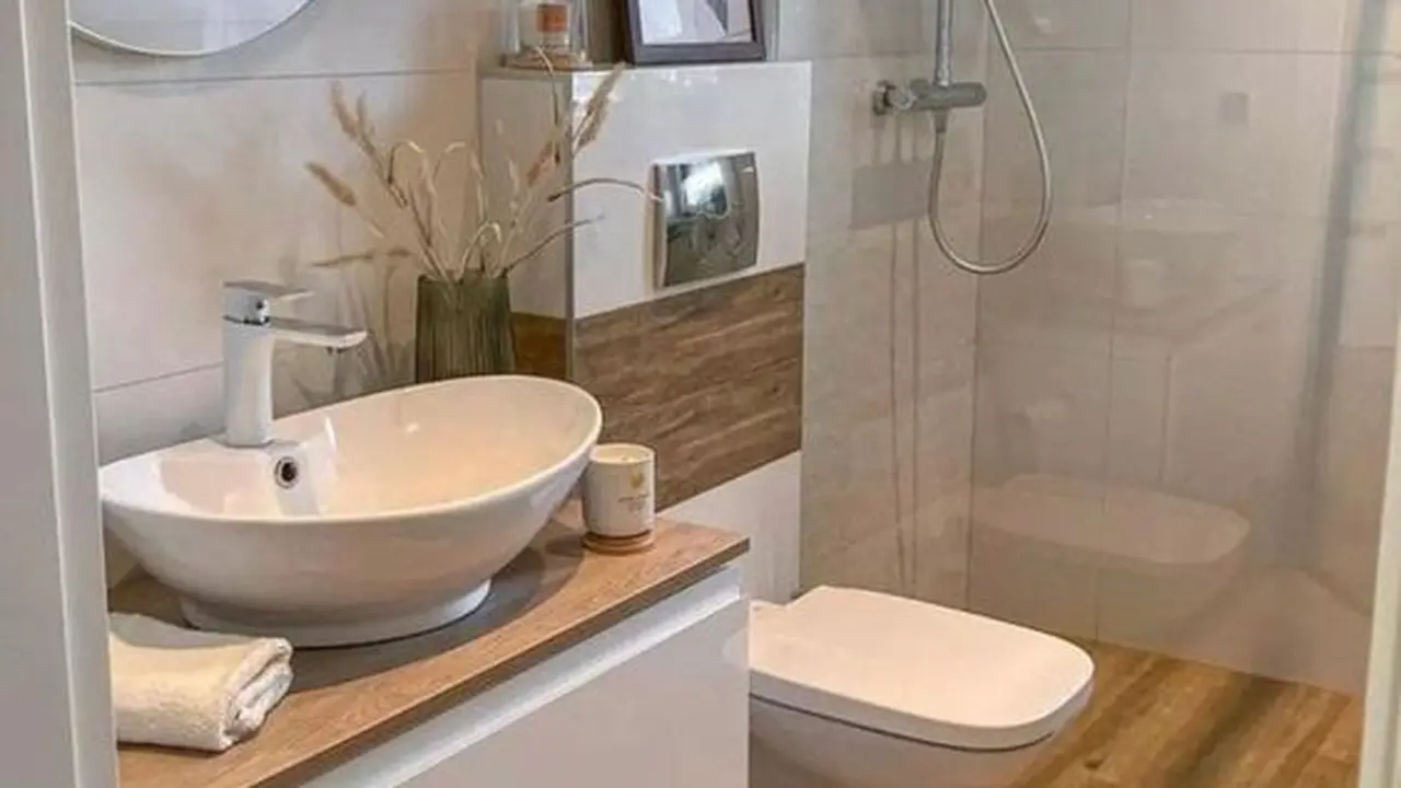 Kamar Mandi dengan Shower dan Dekorasi Kayu
