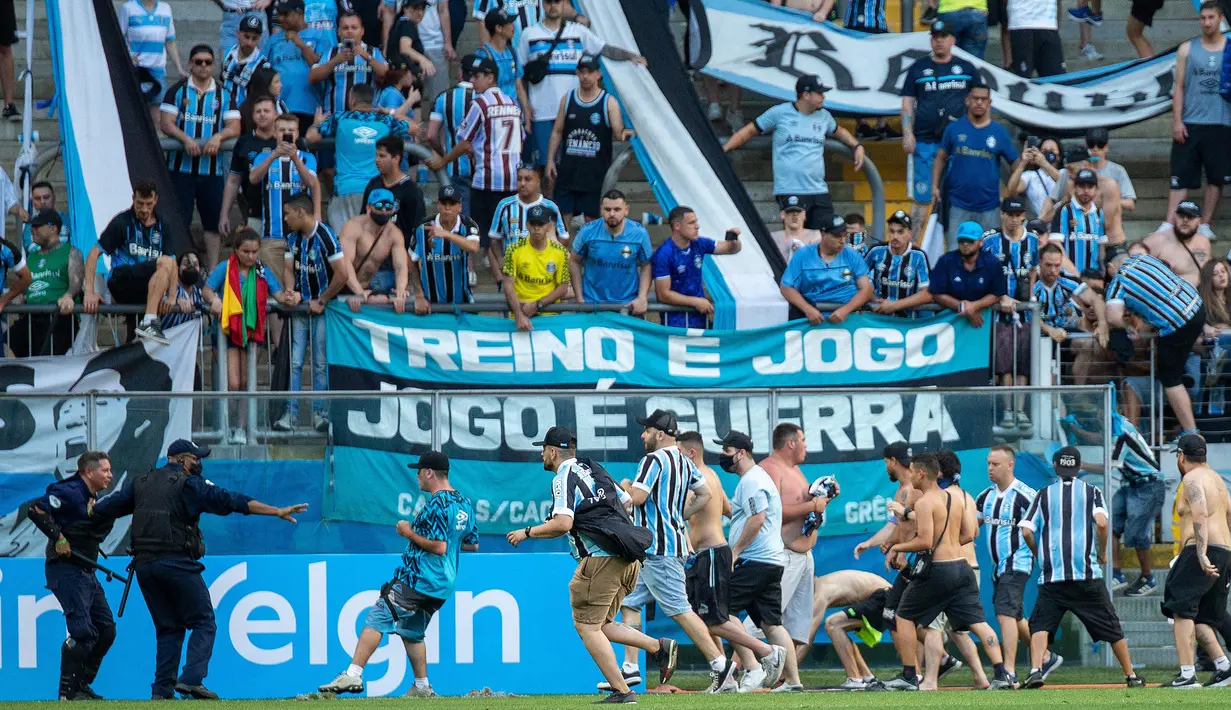 Gremio tercatat baru meraih 26 poin dari 27 laga dengan rincian tujuh kali menang, lima imbang, dan 15 kali kalah. Dengan hasil tersebut para penggemar pun merasa ancaman degradasi kian menjadi nyata. (AFP/Raul Pereira)