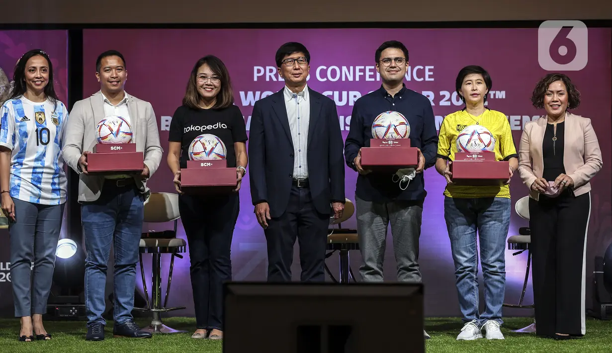 Direktur Utama SCM Sutanto Hartono (tengah) bersama Direktur SCM Harsiwi Achmad (kanan), Group Sales & Marketing Director SCM Mutia Nandika (kiri), VP Marketing Tokopedia Hilda Kitti (ketiga kiri), Managing Director Gopay Budi Gandasoebrata (ketiga kanan), Marketing Director Le Minerale Febri Satria Hutama (kedua kanan), dan President Director Bintang Toedjoe Fanny Kurniaty melakukan sesi foto usai konferensi pers terkait SCM Broadcast Sponsors Announcement Piala Dunia 2022 di Jakarta, Senin (18/7/2022). (Liputan6.com/Johan Tallo)