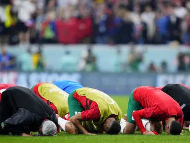 Skuad Timnas Maroko melakukan sujud Syukur setelah pertandingan melawan Prancis pada laga semi final Piala Dunia 2022. (AP Photo/Natacha Pisarenko)