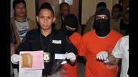 Petugas menunjukkan barang bukti penangkapan gitaris grup band Padi, Ari Tri Susanto di Polres Metro, Jakarta Selatan, Kamis (22/1/2015). (Liputan6.com/Miftahul Hayat)