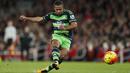 Pemain Swansea City, Wayne Routledge mencetak satu gol saat timnya melawan Arsenal  pada lanjutan Liga Inggris di Stadion Emirates, Kamis (3/3/2016). (Reuters /  John Sibley)