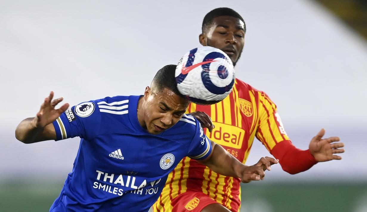 Gelandang Leicester City, Youri Tielemans (kiri) menyundul bola di depan gelandang West Bromwich Albion, Ainsley Maitland-Niles dalam laga lanjutan Liga Inggris 2020/2021 pekan ke-32 di King Power Stadium, Leicester, Kamis (22/4/2021). Leicester menang 3-0 atas West Brom. (AP/Michael Regan/Pool)