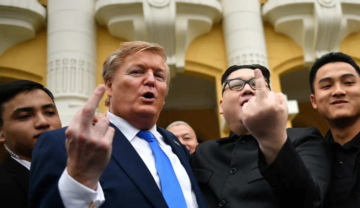 Peniru pemimpin Korea Utara Kim Jong-un asal China, Howard X dan peniru Presiden AS Donald Trump asal Australia, Dennis Alan berpose di luar Gedung Opera di Hanoi, Vietnam (22/2). (AFP Photo/Manan Vatsyayana)