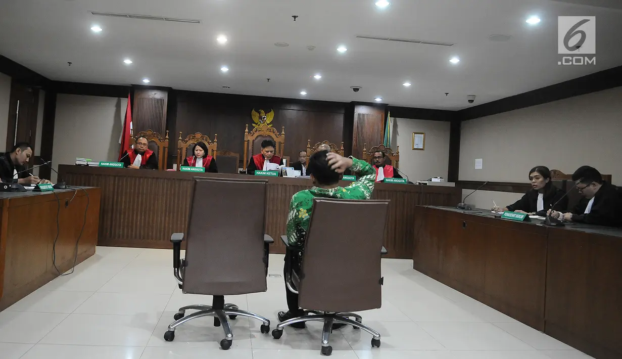 Mantan Manajer Merger dan Akuisisi Direktorat Hulu PT Pertamina Persero, Bayu Kristanto saat menjalani sidang putusan di Pengadilan Tipikor, Jakarta, Senin (18/3). Bayu juga didenda Rp 1 miliar subsider 4 bulan kurungan. (Liputan6.com/Herman Zakharia)