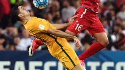 Pemain Australia, Tomas Rogic (kiri) mengontrol bola dari kejaran pemain Suriah, Hamid Mido pada laga kualifikasi Piala Dunia 2018 di Sydney (10/10/2017). Australia menang 2-1  pada leg kedua tersebut. (AFP/William West)