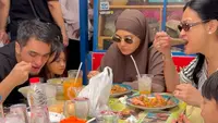 Potret Donna Harun Seru Kulineran Bareng Ricky Harun di Bandung