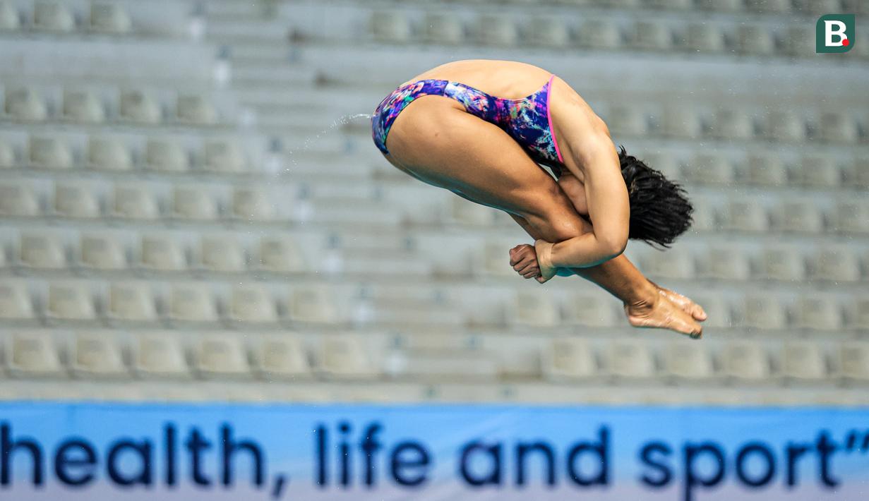 Atlet loncat indah putri Indonesia, Gladies Lariesa Garina beraksi dalam nomor papan 30 meter Indonesia Open Aquatic Championships 2025 (IOAC 2025) di Stadion Akuatik, GBK, Kamis (26/11/2025). (Bola.com/Bagaskara Lazuardi)