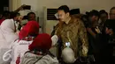 Cagub DKI Jakarta, Basuki Tjahaja Purnama (kanan) menyalami Relawan Nusantara saat menghadiri peringatan Maulid Nabi Muhammad SAW 1438H di Jakarta, Minggu (15/1). Acara dihadiri ratusan anggota Relawan Nusantara. (Liputan6.com/Helmi Fithriansyah)