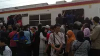 Penumpang berebut masuk ke Commuter Line di Stasiun Bojonggede. (Liputan6.com/Andry Haryanto)