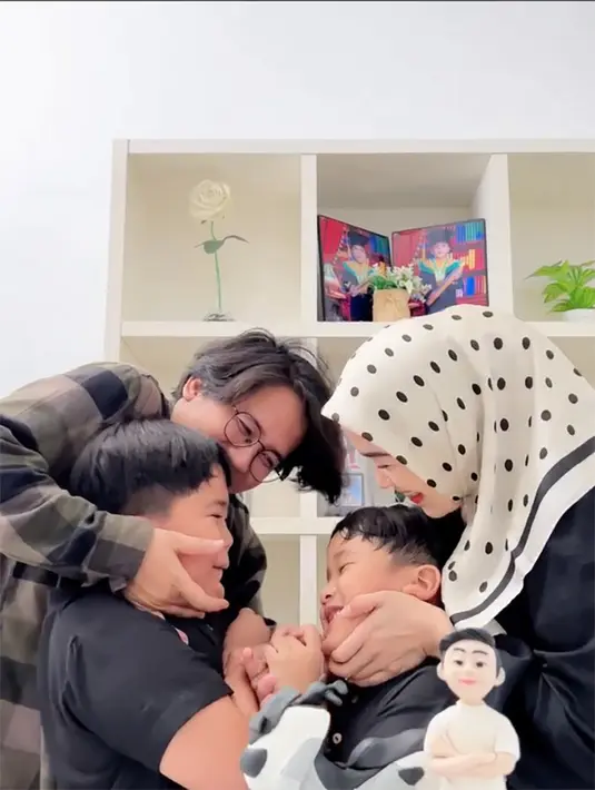 Ayuz memegang wajah anak pertamanya yang tak mau mencium adiknya yang ulang tahun. Kebahagiaan begitu terpancar dari Ayus dan Ririe  yang resmi cerai pada 24 Maret 2021 lalu. [Instagram/ririe_fairus]