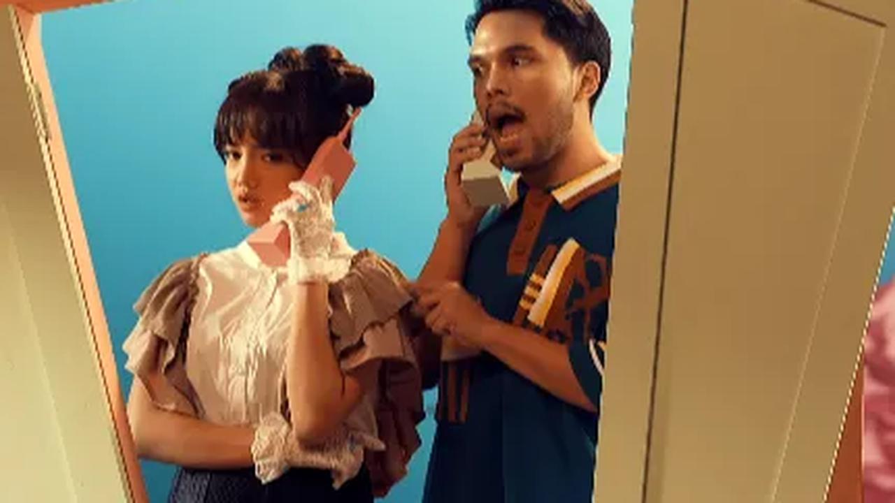 Ini momen Fuji dan Thariq Halilintar saat beradu akting di video klip Bye Mantan. Keduanya berperan sebagai mantan kekasih.