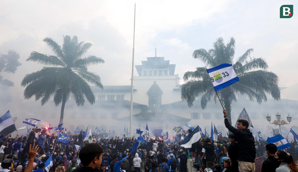 Suasana Bobotoh memenuhi halaman Gedung Sate saat merayakan pesta juara BRI Liga 1, Minggu (25/5/2025). (Bola.com/M Iqbal Ichsan)