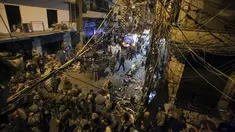 Petugas memeriksa area yang rusak akibat dua ledakan bom di Beirut, Lebanon, Kamis (12/11). Sedikitnya 37 orang tewas dan lebih dari 181 terluka dalam ledakan bom bunuh diri ini. (REUTERS / Khalil Hassan)