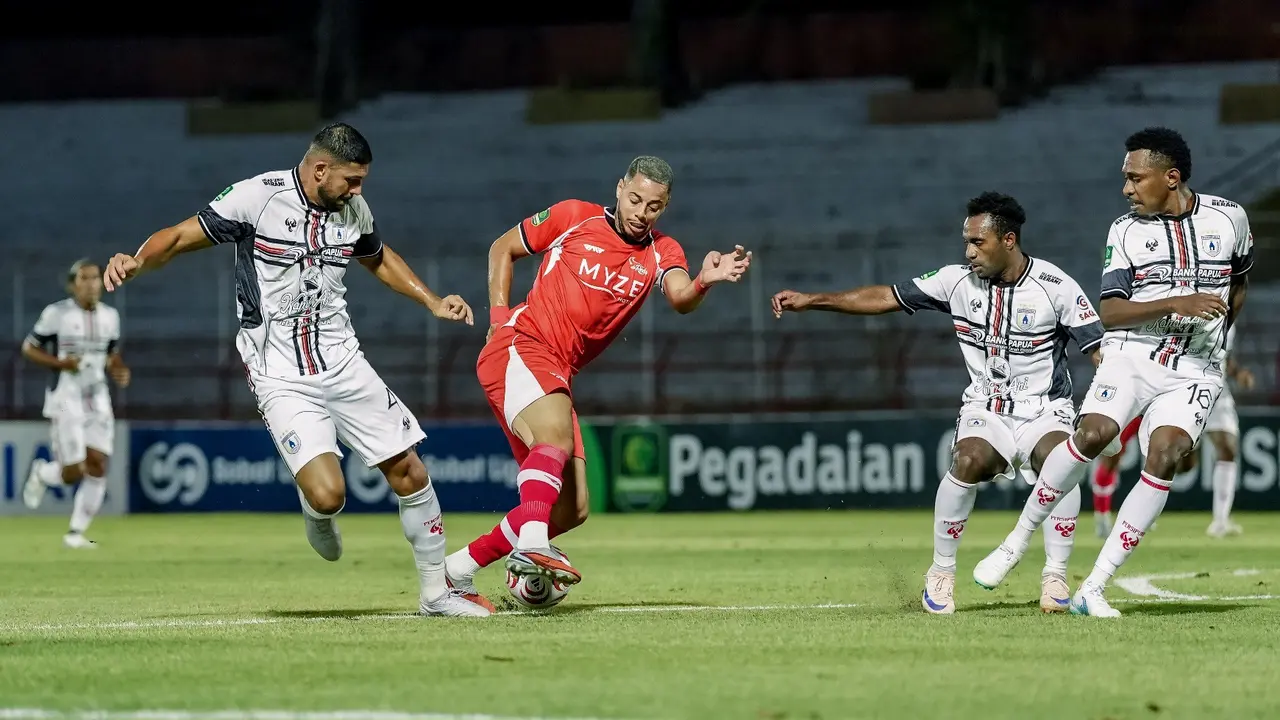 Unggul Jumlah Pemain, Aji Santoso Bicara Mentalitas De Red FC usai Ditekuk Persipura
