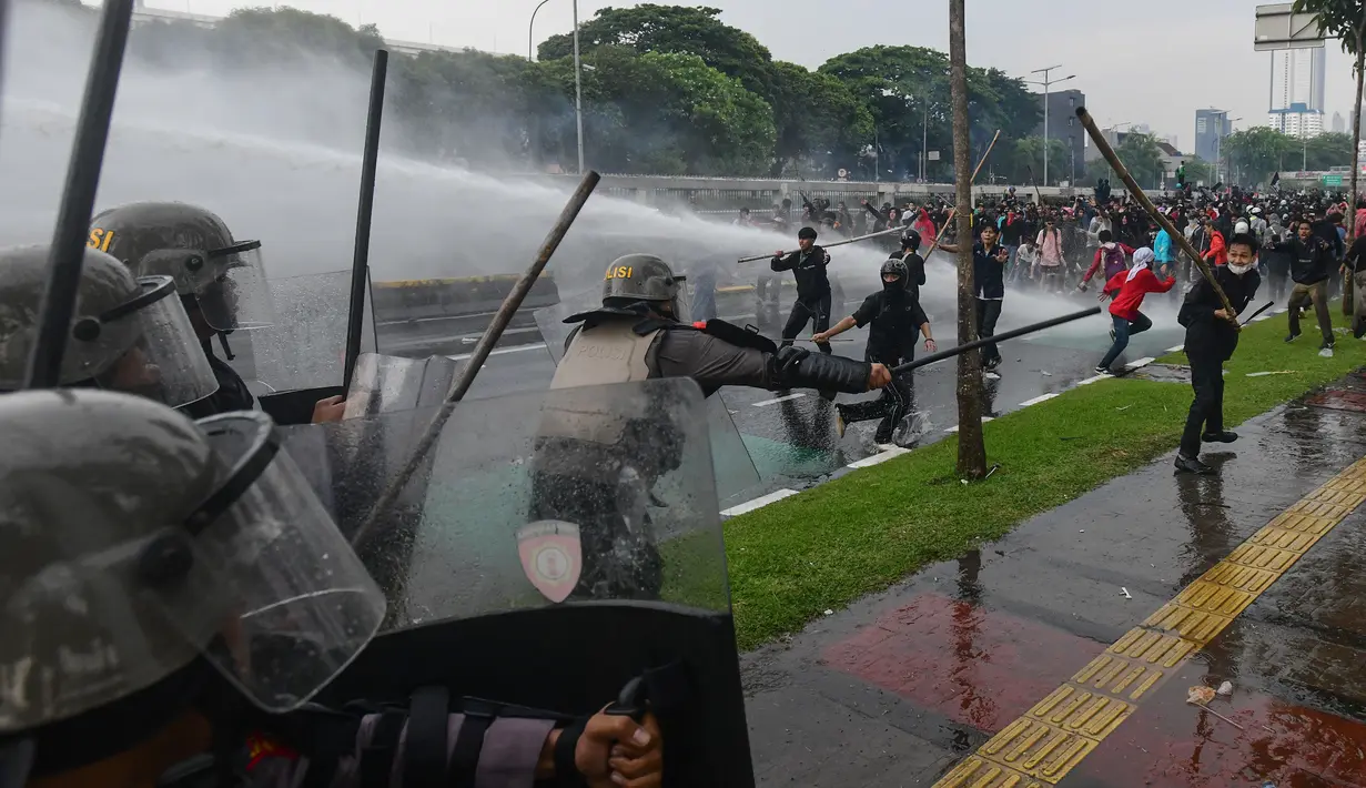 Pengunjuk rasa bentrok dengan petugas kepolisian saat aksi 28 Agustus 2025 di depan gedung Majelis Permusyawaratan Rakyat (MPR), Dewan Perwakilan Rakyat (DPR) dan Dewan Perwakilan Daerah (DPD), Jakarta, Kamis (28/8/2025). (merdeka.com/Arie Basuki)