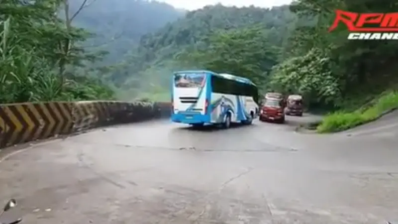 Detik-detik bus lintas Sumatra tabrak truk tangki karena rem blong