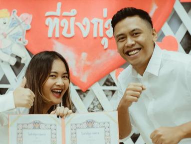 Inilah pernikahan Diva dengan perempuan bernama Devina Deascal. Momen pernikahan keduanya digelar sederhana namun penuh keceriaan. Tak heran jika Diva sendiri jauh dari sorotan mengingat ia bukan berasal dari kalangan artis. (Liputan6.com/IG/@devinadeascal)