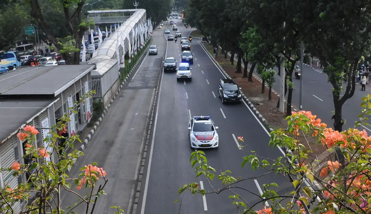 Mobil yang membawa delegasi peserta KAA melintasi Jalan Sudirman yang telah distrerilkan, Jakarta, Senin (20/4/2015). Pengalihan arus dilakukan agar para tamu KAA bisa sampai ke tempat tujuan dengan lancar (Liputan6.com/Johan Tallo)